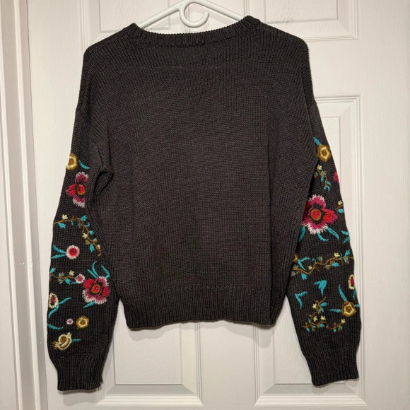 Cloth by Design Women’s Medium Grey Floral Embroidered Heavy Sweater - Picture 6 of 8